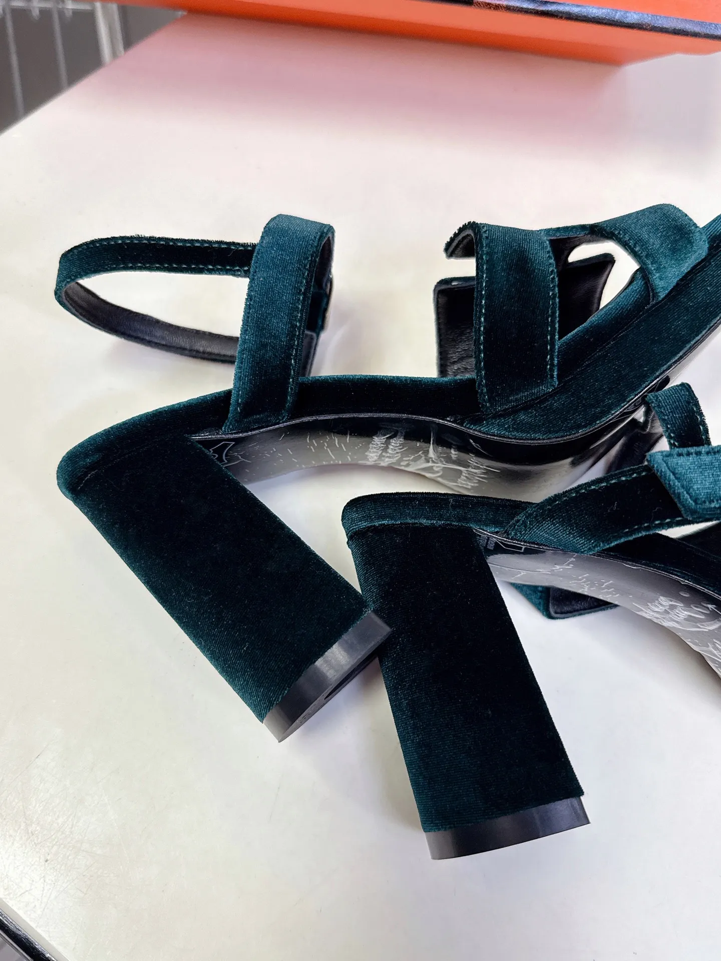 👟👟Ex-factory price 620👟👟 Hermès new spring and summer high-heeled sandals 🧡Upper: imported first-layer suede cowhide, mixed lambskin for feet, original leather outsole. You get what you pay for, genuine materials, whether it is leather, last shape, sole, or craftsmanship, all are consistent with ZP❗️ 🧡Suede high-heeled sandals, classic "H"-shaped upper with flexible ankle strap to highlight the slender ankle, about 9 cm high heels to reshape the body shape, genuine leather soles to enhance style, simple and smooth design, creating a fashionable and feminine look.  🧡Size: 35-39 yards (40 can be customized with no return or exchange) 🧡Color: multi-color 🧡Heel height: about 9 cm at the heel and 2 cm at the bottom